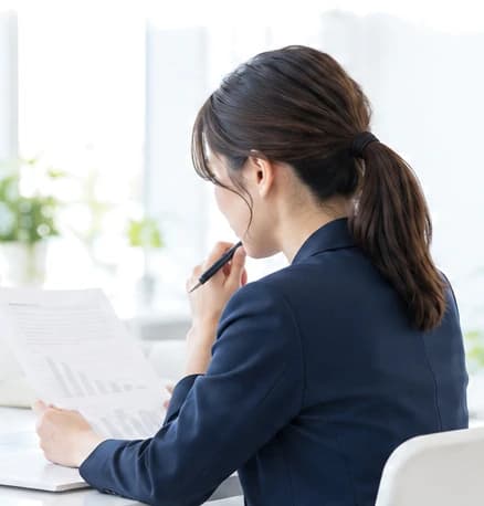 資料を確認する担当者（イメージ）