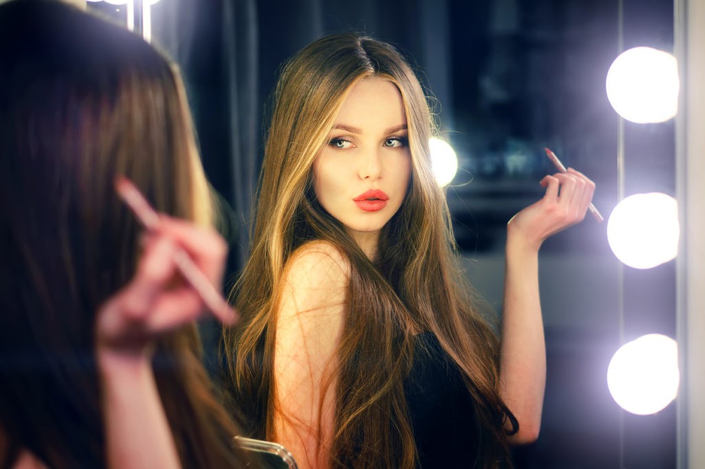 女性　メイク　モデル