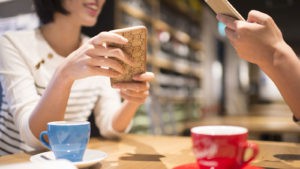 アンバサダーとインフルエンサーの違いは?マーケティングを比較
