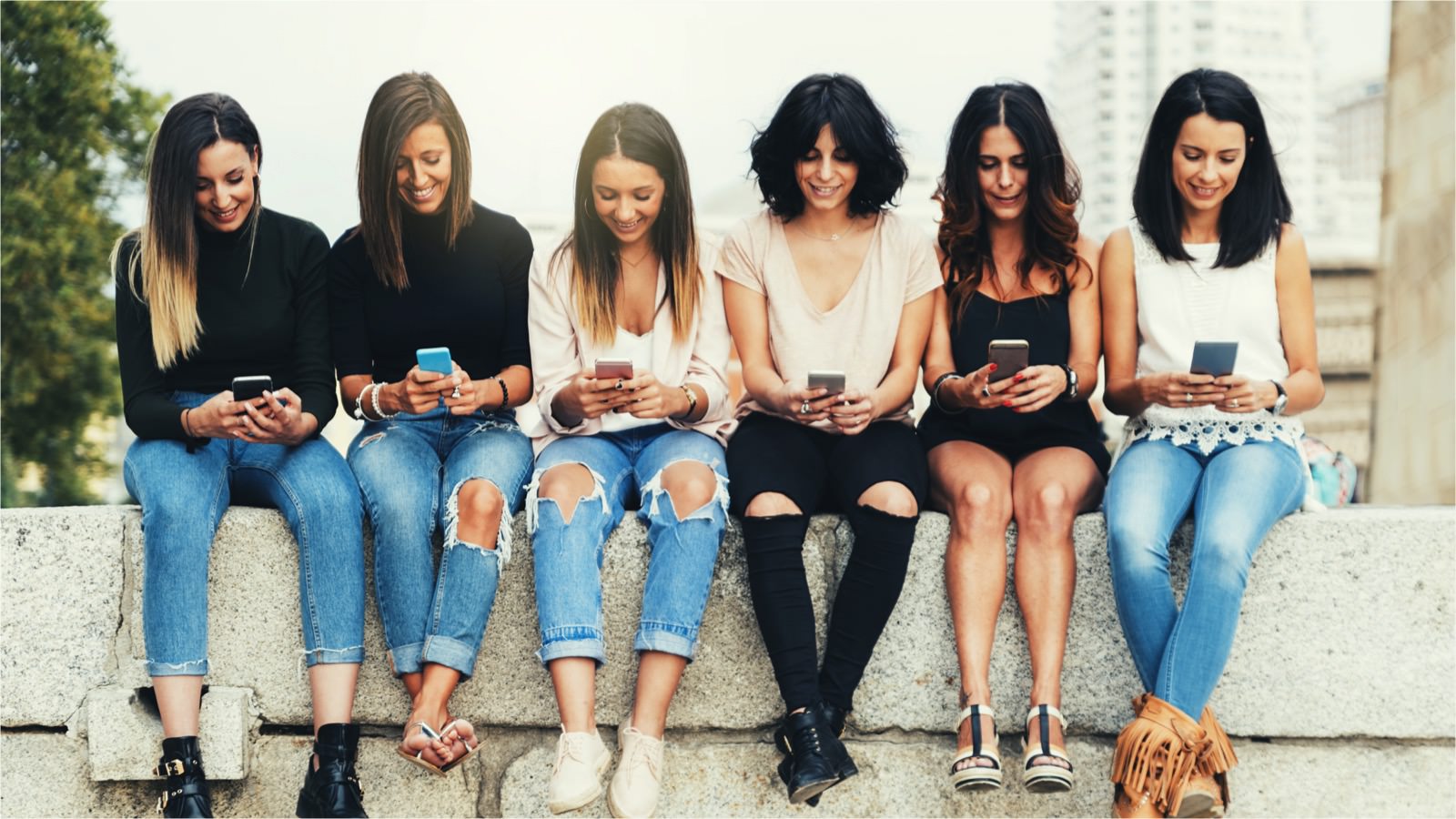 women-use-smartphone