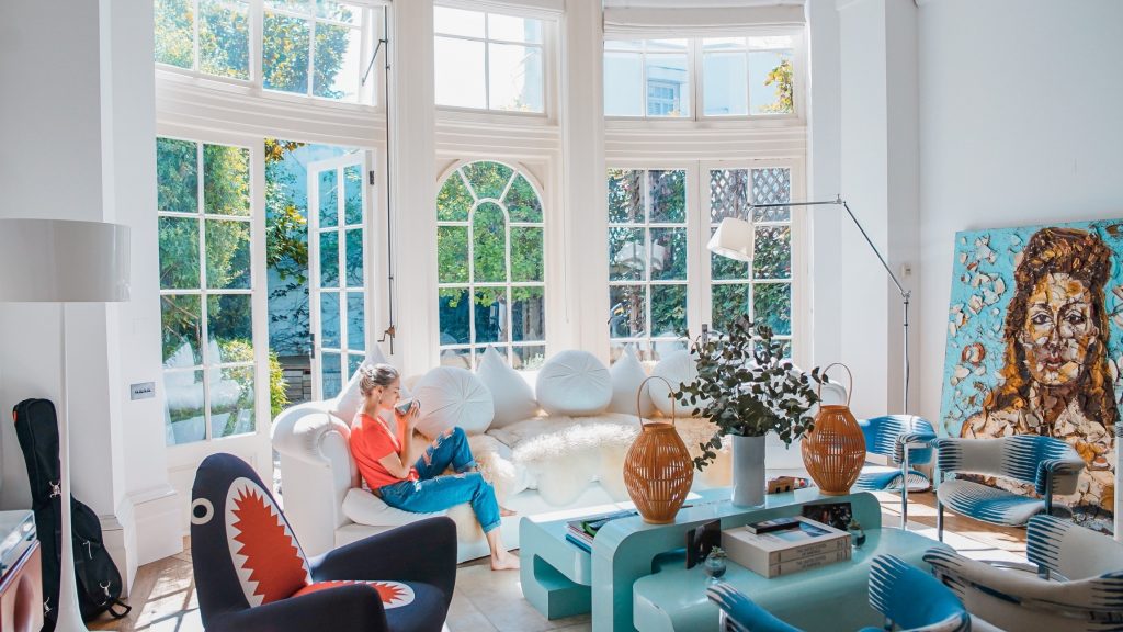 lifestyle-woman-room