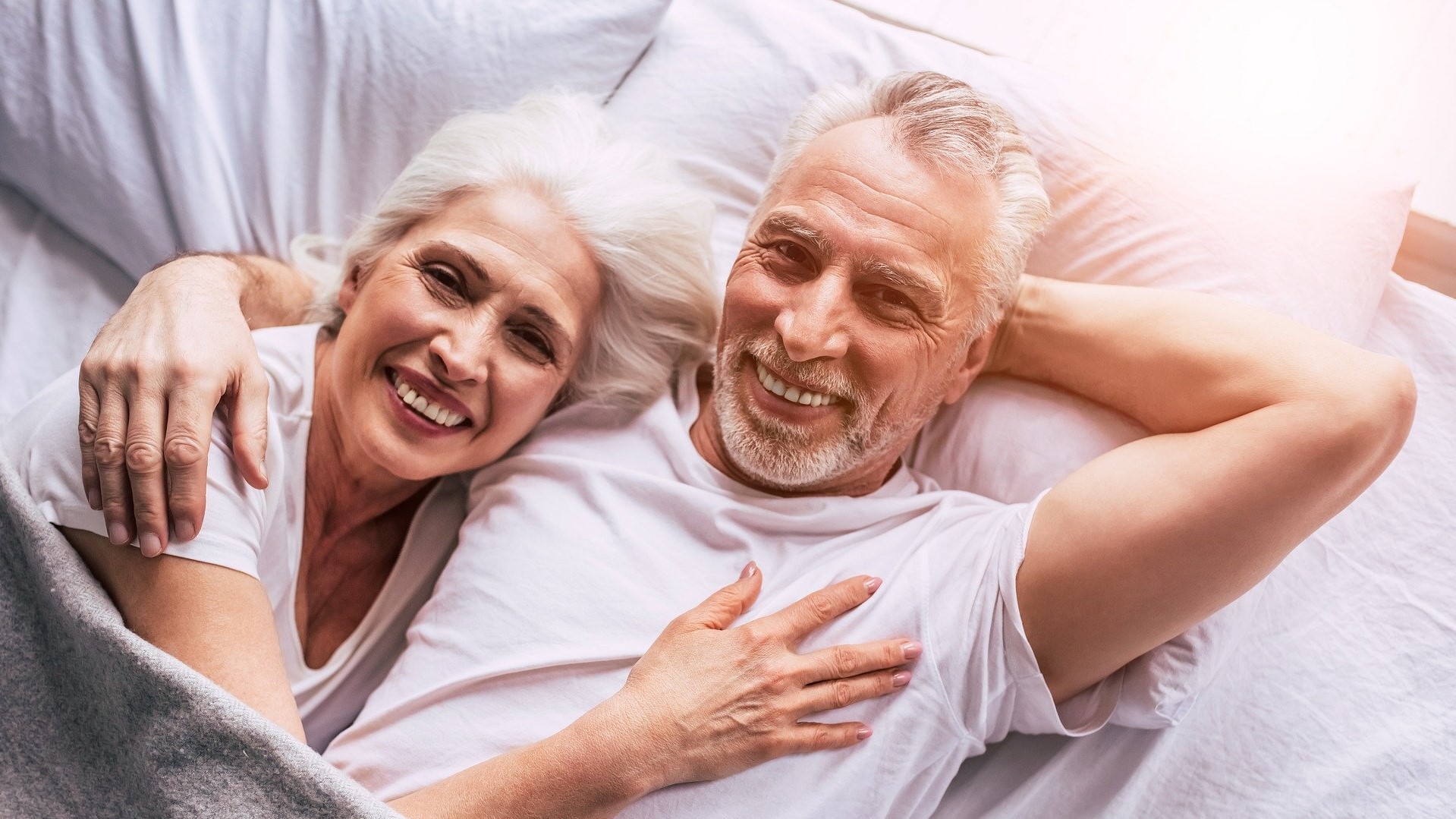 senior-couple-bed
