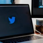 twitter-logo-laptop