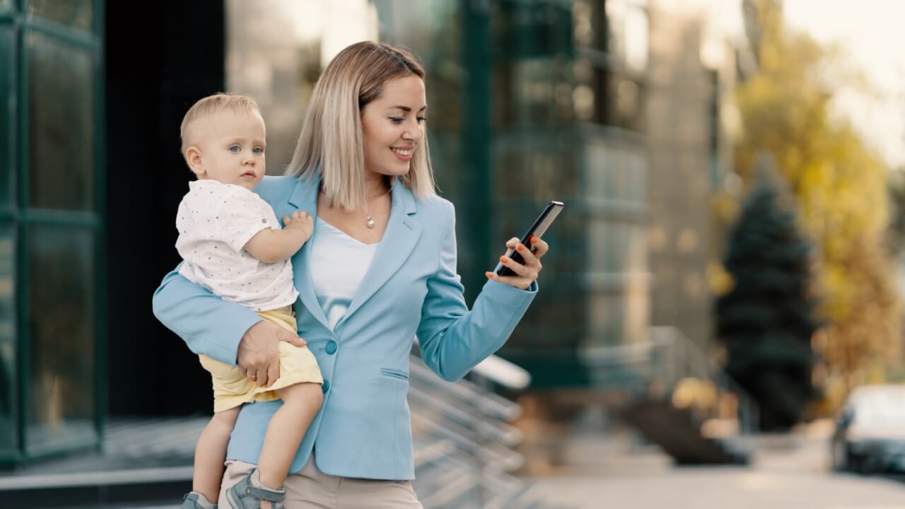 mother-and-child-with-a-smartphone