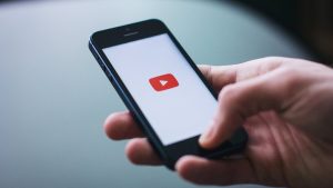YouTubeの切り抜き動画とは? 特徴や注意点を解説