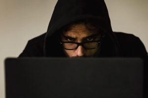 もしもネットストーカーにつけられたら?未然に防ぐ方法と対処法をお教えします