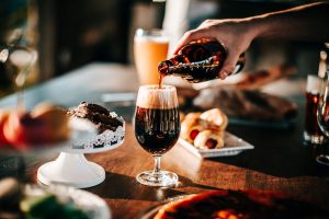 Twitterで「アルコール関連の広告」を出すときは要注意!