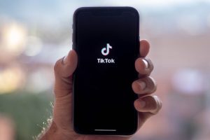 TikTokの今後はどうなる?日本での規制・禁止はあるか?問題視される懸念点を解説