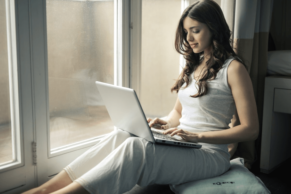 woman-sitting-and-working-on-computer