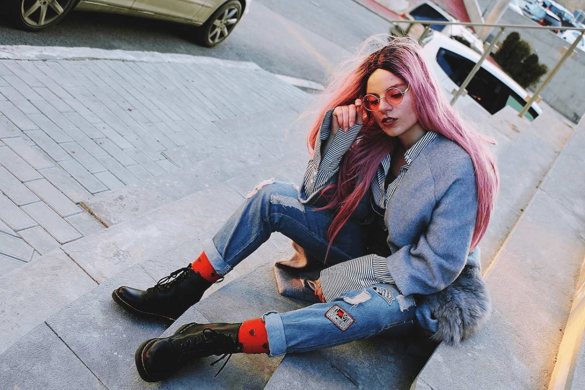 woman-wearing-sunglasses-sitting-on-stairs