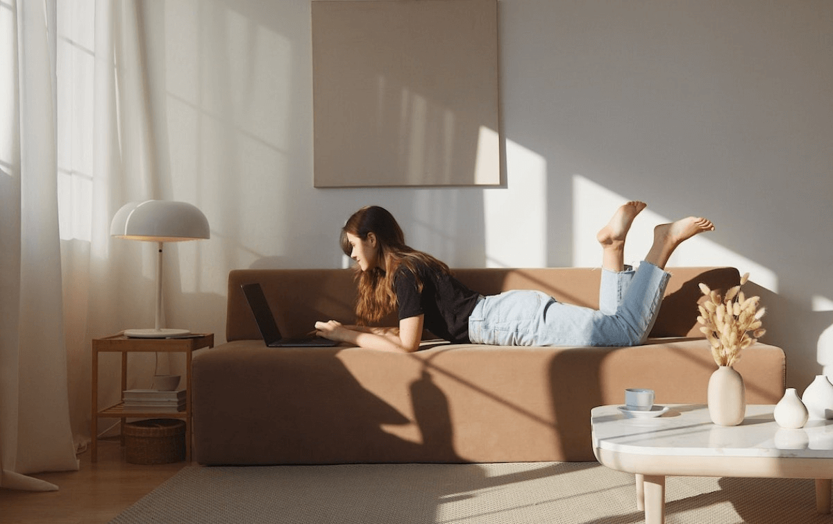 woman-working-on-computer-on-sofa