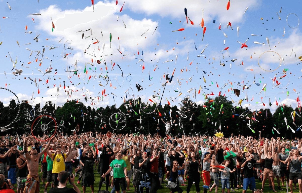 large-group-juggling-outdoors