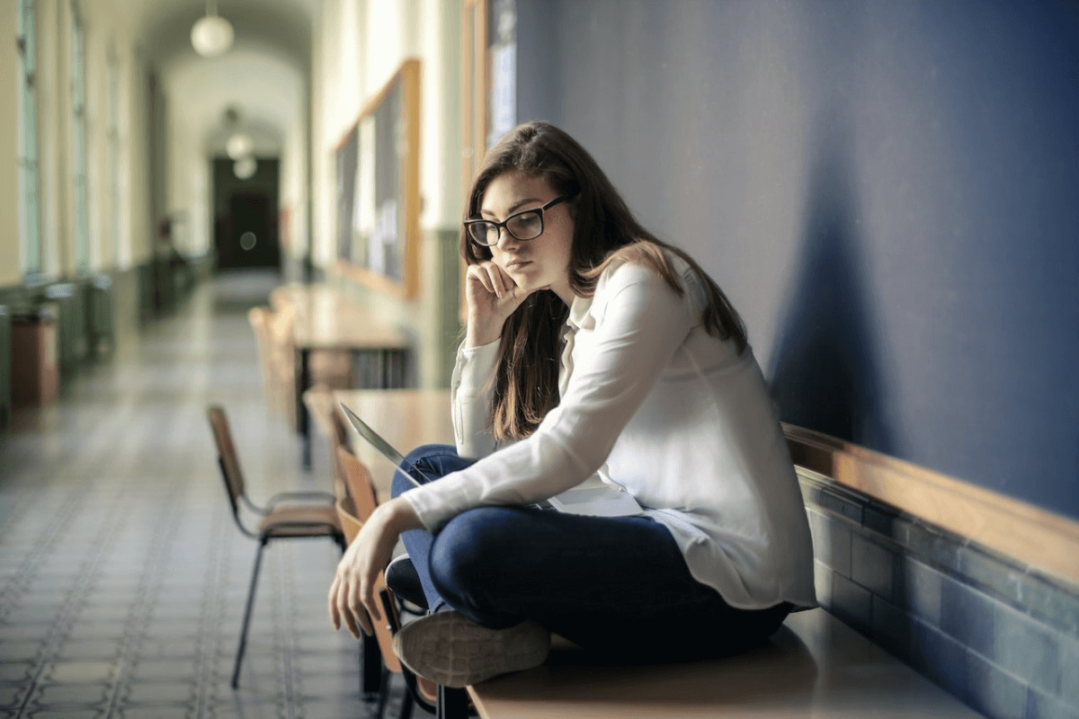 worried-woman-sitting-at-desk