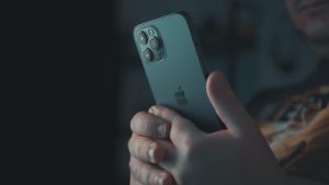 【最新ニュース】X(旧Twitter)、コミュニティノートによって修正された投稿を収益化の対象外に