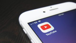 【最新ニュース】YouTubeでニュースを深堀りできる機能が登場!コンテンツが1つの再生ページに集約