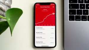 【最新ニュース】YouTubeに新しいショッピング機能が登場!商品のタグ付けが可能に