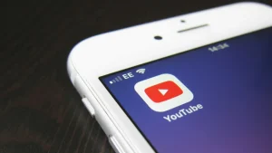 【最新ニュース】YouTubeプレミアムに新機能が登場!重要なシーンへの早送りやスマートダウンロードなど