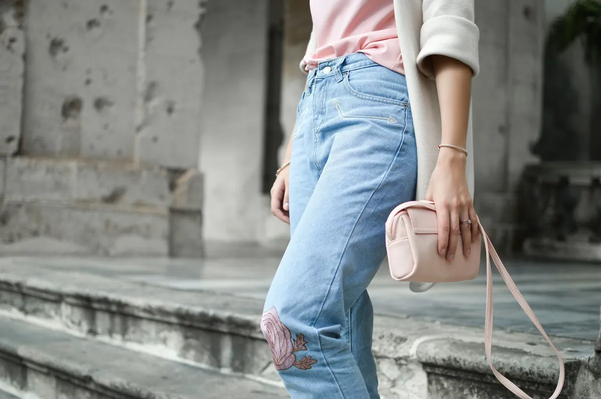 woman-with-crossbody-bag