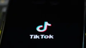 【最新ニュース】TikTok、アプリ内で特定のロケーションタグ付き投稿に対するレビューを表示開始