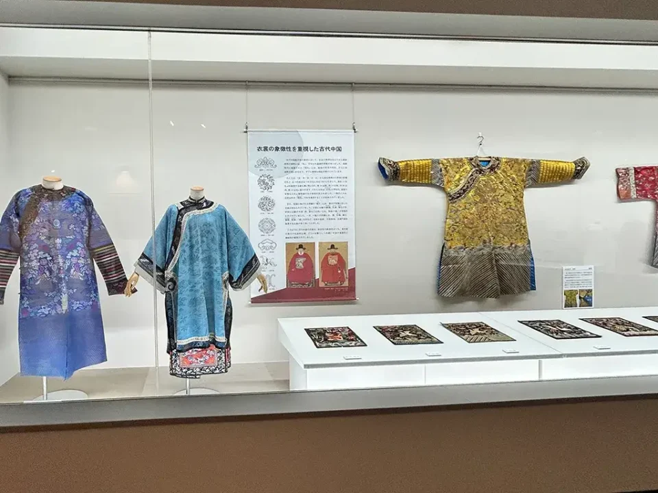 china-dress-exhibition-visitors-1