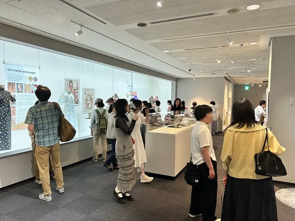 china-dress-exhibition-visitors-2